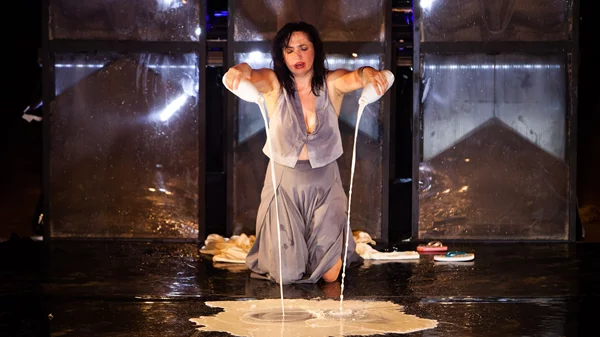 "Μήδειας μπούρκα": Το Θεσσαλικό Θέατρο στην Αθήνα με τη βραβευμένη παράσταση για την ηρωίδα - σύμβολο