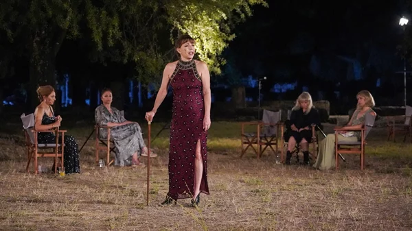 "Θα γίνει Ανταλλαγή;": Η παράσταση της Ρούλας Πατεράκη στη Μονή Δαφνίου