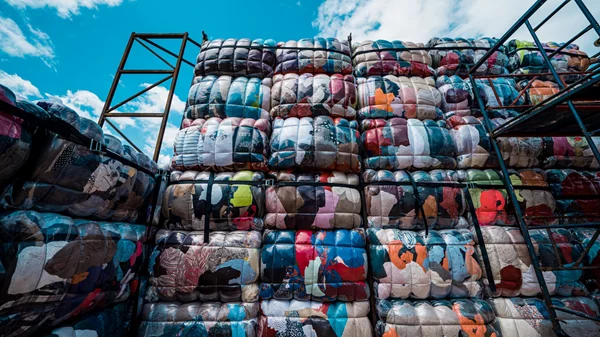 "Return to Sender": Νιάρχος και ΕΜΣΤ φέρνουν μια υπαίθρια εγκατάσταση στην Αθήνα