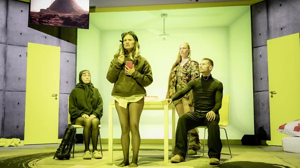 Φεστιβάλ Αθηνών: Το "Angela (a strange loop)" της Σουζάνε Κένεντι βάζει στο μικροσκόπιο τη ζωή μιας ινφλουένσερ