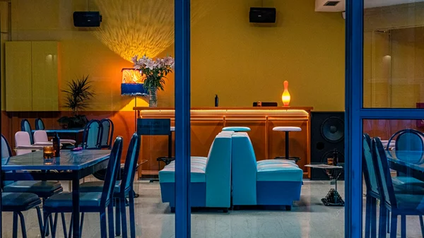 Το 'Apoteka' είναι ένα διαφορετικό μπαρ, βγαλμένο από τα 80s