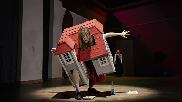 "Περιπέτειες της Αλίκης στη Χώρα των Θαυμάτων" του Εθνικού: Η ιδανική χριστουγεννιάτικη παράσταση για όλη την οικογένεια