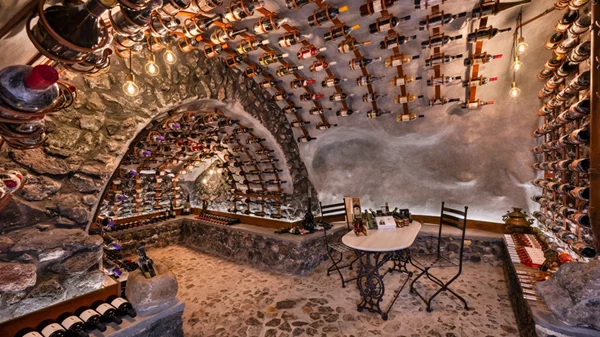 Ένα μυστικό κελάρι της Σαντορίνης ήρθε στο φως