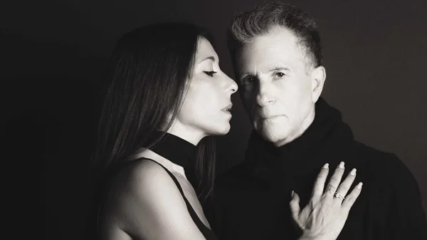 Ο Κώστας Μπίγαλης επιστρέφει με την "Προδοσία" του Χάρολντ Πίντερ