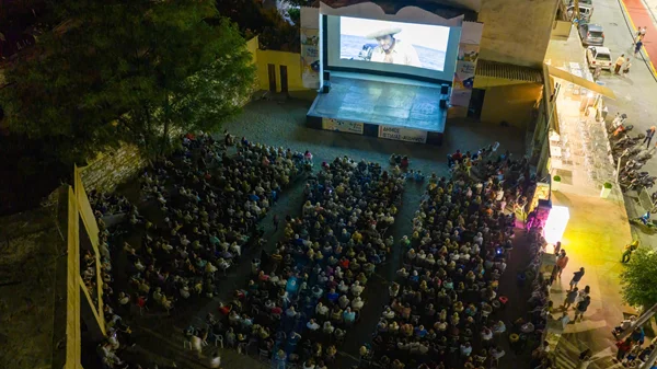 Από τη θάλασσα της Εύβοιας στη λαοθάλασσα του "Υπάρχω"