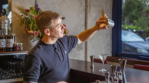 All hail the "Quinn's": Το νέο μπαρ του Ηλία Μαρινάκη