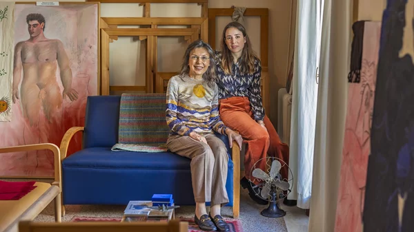 "Στην ταβέρνα έπιανε το χαρτί να ζωγραφίσει. Στα ξενοδοχεία μετέτρεπε την τουαλέτα σε ατελιέ": O Αλέκος Φασιανός μέσα από τα μάτια της οικογένειάς του