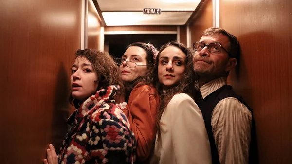 "Εκκενώστε": Το νέο έργο της Χρύσας Κολοκούρη μιλάει με χιούμορ για ένα κόσμο που καταρρέει