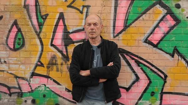 Ο Πολύβιος Ανεμογιάννης εξηγεί γιατί το ανατολικό Παρίσι χάνει την μποέμ, επαναστατική ταυτότητά του