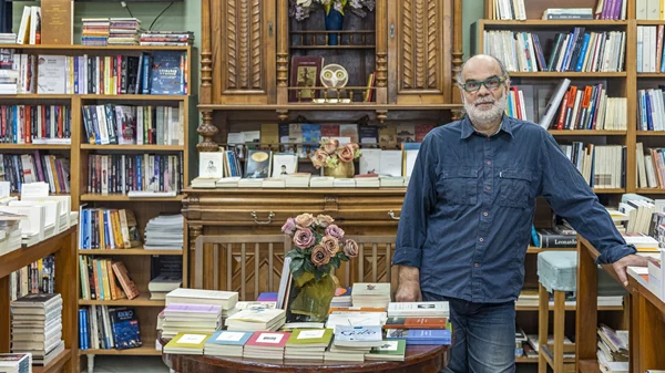 Τα βιβλιοπωλεία της γειτονιάς μάς συστήνονται: Το 'Επίκεντρον' στους Αγίους Αναργύρους