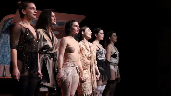 "Εσύ, η ζωώδης μηχανή": Το σύμπαν της Ελένης Σικελιανός στη σκηνή του Rabbithole