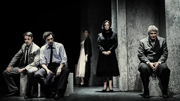 "Ο θάνατος του εμποράκου": Πρώτες φωτογραφίες από την παράσταση του Γιώργου Νανούρη