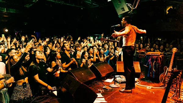 Miles Kane στο "Arch Club": Ένας "One Man Band", πλήθος οπαδών και πολλαπλές ανατριχίλες