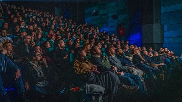 Αναζητούνται θεατές: Πώς θα γεμίσουν ξανά τα σινεμά; Η Weird Wave απαντά