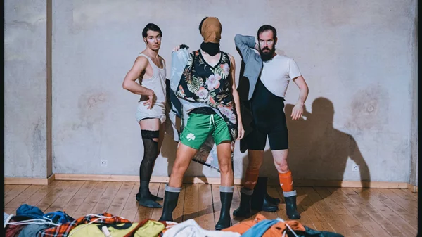 "Τι είναι αυτό που με κάνει αγόρι;": Μία παράσταση που ανοίγει τη συζήτηση περί αρρενωπότητας και… άλλων δαιμονίων