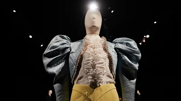 "Poor Things. Τα κοστούμια": Δείτε φωτογραφίες από την εντυπωσιακή έκθεση του Μουσείου Μπενάκη