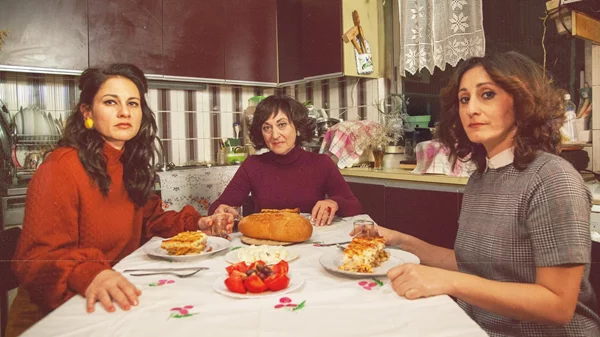 "Μάλο Μόμε ή μικρό κορίτσι": Ένα έργο για την ενηλικίωση μέσα στην ξενιτιά