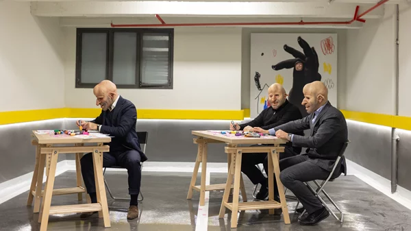 Γνωστός συλλέκτης παρουσιάζει έκθεση σε πάρκινγκ