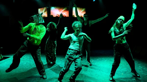 "Απόψε κανείς δεν πεθαίνει" – γελάμε με τα καλά και τα κακά μας και περνάμε όμορφα