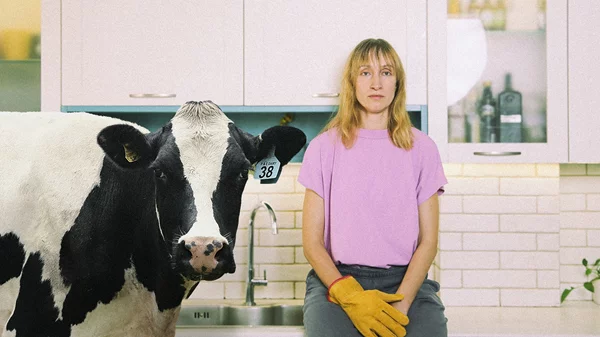 "Cow Deer": Πώς μοιάζει μια παράσταση, με βασικές πρωταγωνίστριες μια Αγελάδα και μια Ελαφίνα;