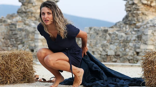 Με πολύ θέατρο και με μια μεγάλη έκθεση μας υποδέχεται το Ίδρυμα Μιχάλης Κακογιάννης