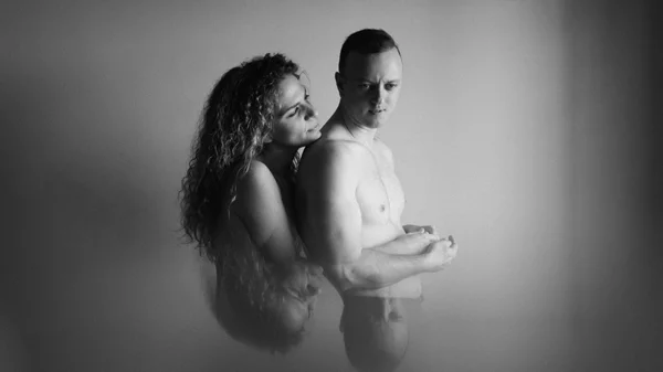 "Πνεύμονες": Ένα έργο για τη σύγχρονη αγωνία της γονεϊκότητας έρχεται στο Θέατρο Κάτω από τη Γέφυρα