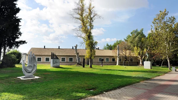 Η Εθνική Γλυπτοθήκη απέκτησε τη δική της "Φάρμα"