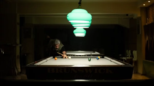 "Ρουά ματ": Έχεις ξαναδεί παράσταση στο ιστορικό μπιλιαρδάδικο της πλατείας Αμερικής;