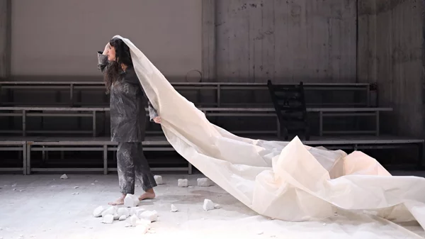 "Αντιγόνη, μετέωρη": μια ματιά στη γνωστή τραγωδία στο "Θησείον"