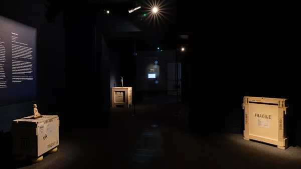 Μια τριλογία θεματικών εκθέσεων στο Μουσείο Κυκλαδικής Τέχνης επανεξετάζει ταυτότητες, συγκρούσεις και τέχνη