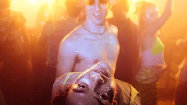 "Οξυγόνο": Ο Γιώργος Κουτλής στη Στέγη με ένα θεατρικό rave που ανατρέπει ό,τι θεωρείται δεδομένο