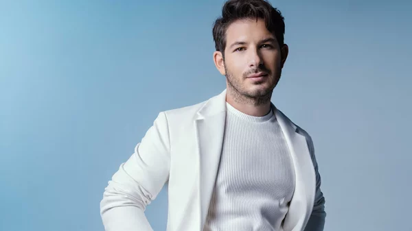 Ο Γιώργος Περρής φέρνει τα Χριστούγεννα μέσα στο καλοκαίρι