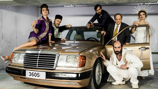 "Ο άλλος": Κοινωνία και οικογένεια στο στόχαστρο του θεατρικού πανδαιμόνιου της Πένυς Φυλακτάκη