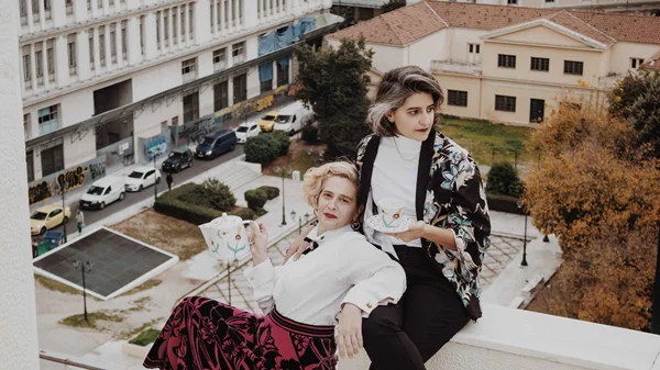 Η Πειραματική Σκηνή του Εθνικού κερνάει "Μπατόν σαλέ" και συνεντεύξεις σε ελαφριά ατμόσφαιρα