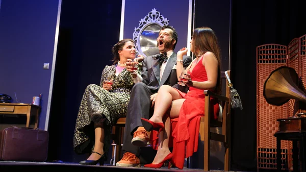 Τελευταίες παραστάσεις για τον "Μπογιατζή" στο θέατρο Αυλαία