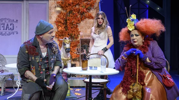 Δυναμικά ξεκίνησε η "Τρελή του Σαγιό" στο Παλλάς