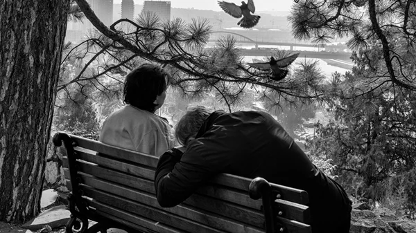 Ο Ανδρέας Καμουτσής φωτογραφίζει σκηνές μοναχικότητας