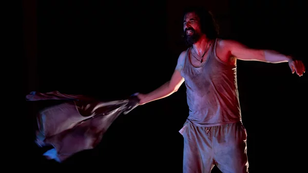 "Η Θάλασσα και ο γέρος": Δείτε νέες φωτογραφίες της παράστασης με τον Τάσο Νούσια