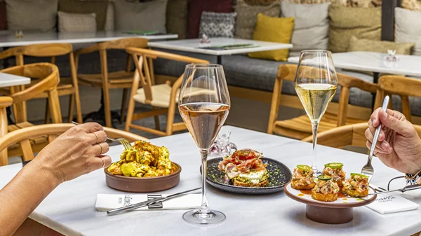 To 'Kalimeres Bistro' στρέφει τα φώτα στου Ψυρρή