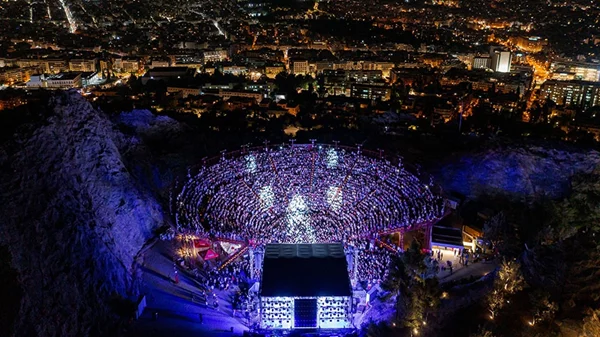 Δεληβοριάς, Μητσιάς, Νταλάρας, Παπακωνσταντίνου, Φαραντούρη και πολλοί άλλοι τραγουδούν για τα 50 χρόνια της μεταπολίτευσης