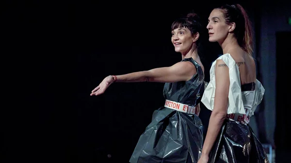 "ΑΛΓΟ-ΡΥΘΜΟΣ": Αλεξάνδρα Καζάζου και Ελεάνα Γεωργούλη μάς ταξιδεύουν σε μια σουρεαλιστική περιπλάνηση μνήμης