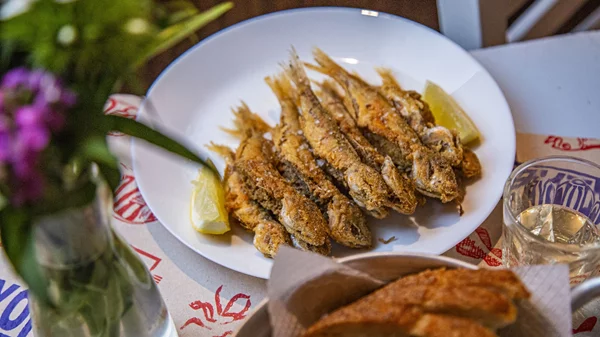 Τι γεύση μας αφήνει το πιο χοτ ουζερί της Αθήνας αυτή τη στιγμή