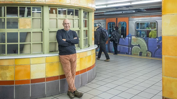 Η Αθήνα των συγγραφέων | Βαγγέλης Ραπτόπουλος: "Διαβάζω παντού. Είμαι βιβλιοφάγος, τι να κάνουμε;"