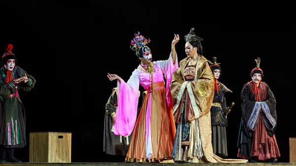 Για το 1o Ελληνο-Κινεζικό Φεστιβάλ Θεάτρου στο Christmas Theater μας μίλησε η διοργανώτρια Flora Wang