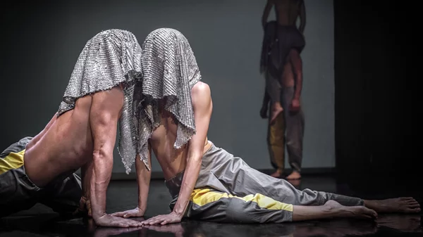 Μπορούν να εκφραστούν χορευτικά τα πολυπλανητικά όντα και η νοηματική γλώσσα;