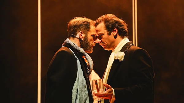 Το "Όσα παίρνει ο άνεμος" σε αμερικανικό εξώφυλλο πριν το Δημοτικό Θέατρο Πειραιά