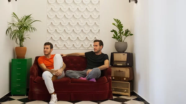 Μιχάλης και Παντελής Καλογεράκης: "Η τέχνη βοηθάει να ρίξουμε ένα επιθετικό ουράνιο τόξο στα μούτρα κάθε ρατσιστή, σεξιστή, μισαλλόδοξου"