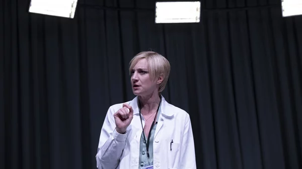 "The Doctor": Νέες ημερομηνίες άνοιξαν για την σαρωτική παράσταση με πρωταγωνίστρια τη Στεφανία Γουλιώτη