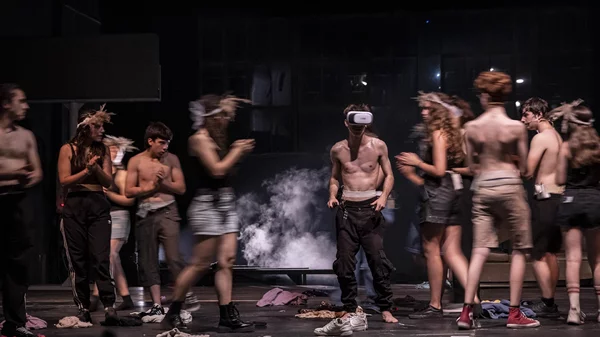 Η Γιώτα Αργυροπούλου πιστεύει στη συζήτηση επί ίσοις όροις με τους εφήβους και η παράσταση "Youthquake" το επιβεβαιώνει