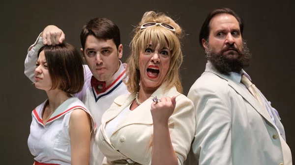 Τελευταίες παραστάσεις για το "Με νύχια και με δόντια"